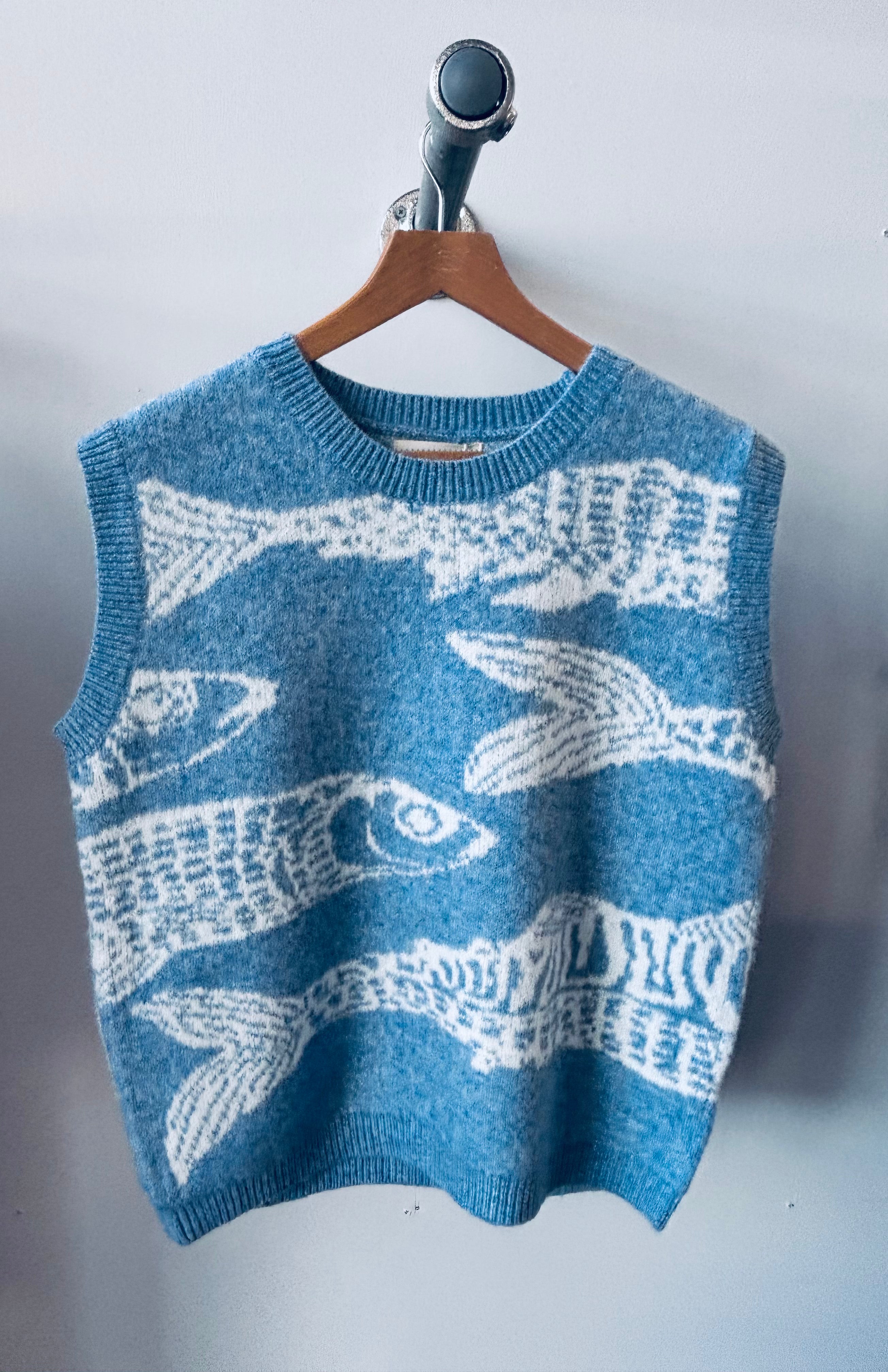 Fish Tank in White and Blue