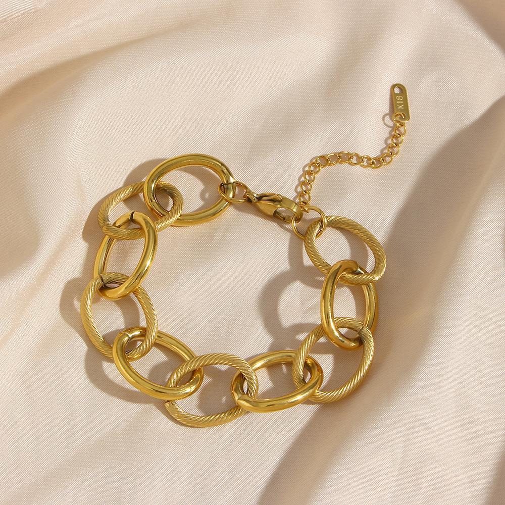 Gold Link Bracelet in Gold with Oval Links