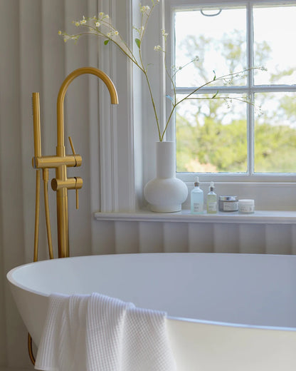 Chalk Luxury Body Scrub in Sandy Cove