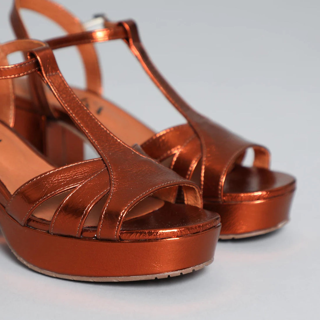 Esska Charlie Leather Block Heel Shoe in Metallic Copper mop