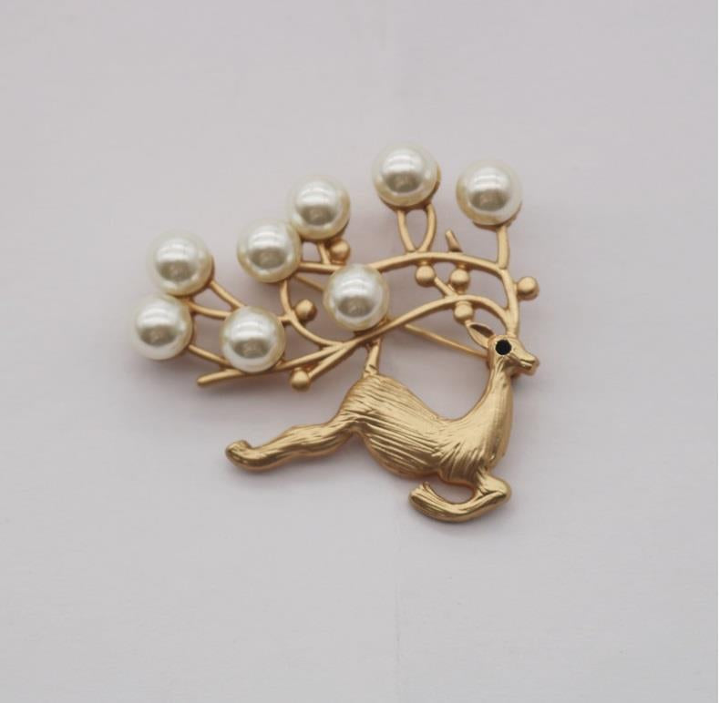 Reindeer &amp; pearl brooch in matt gold